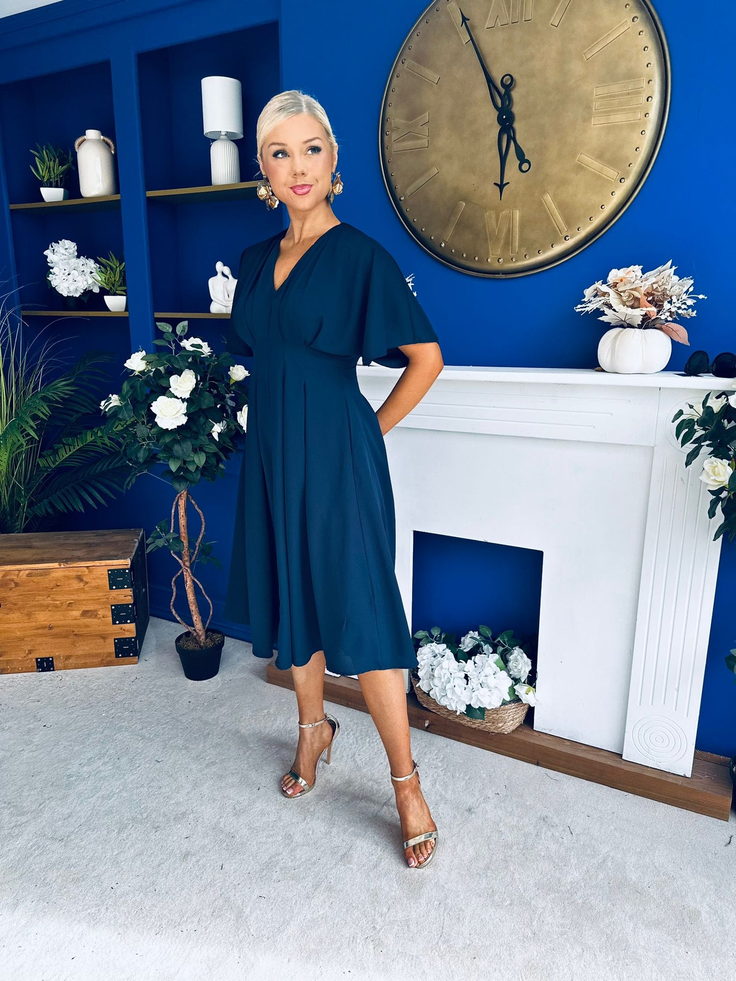 Laura V-Neck Short Sleeve Flowy Midi Dress Navy – Canella Lane